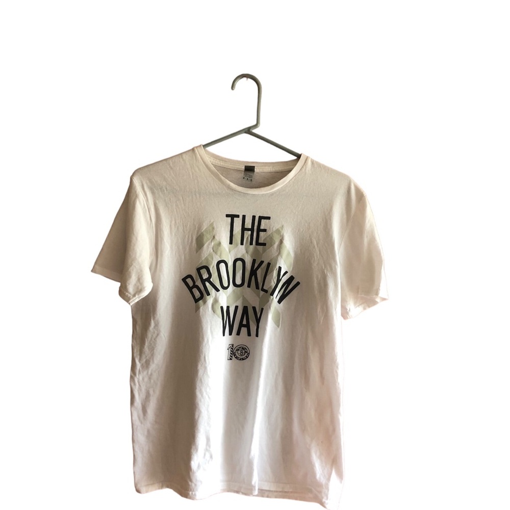 GILDAN UNISEX WHITE  SHORT SLEEVES GRAPHIC BROOKLYN NET T-SHIRT SIZE MEDIUM